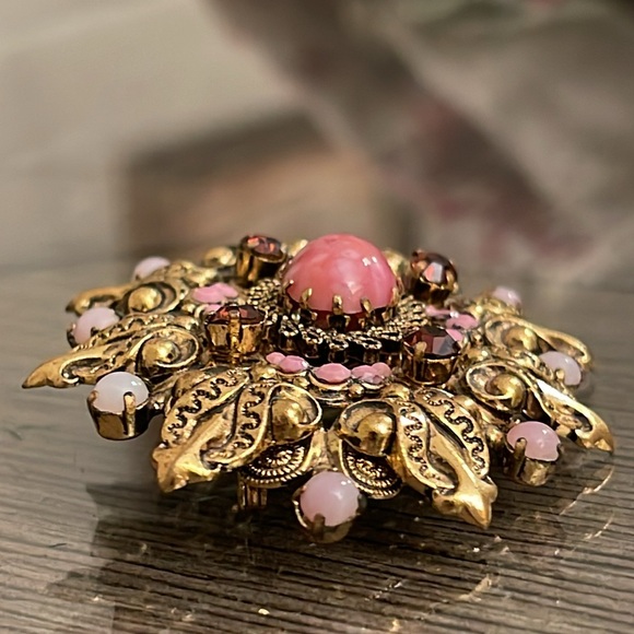 Vintage AUSTRIA Gold-tone Pin with Pink Glass Stones Art Glass Pink Cabochon - Picture 5 of 16
